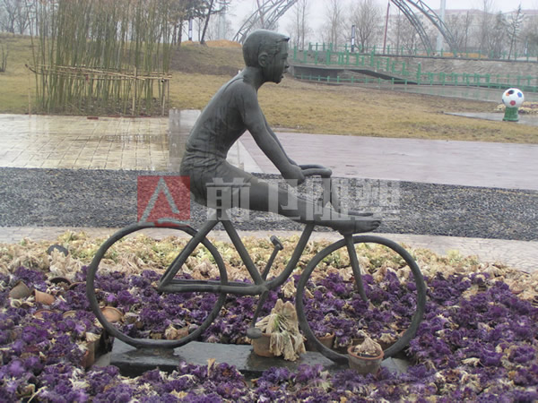 世纪广场：《自行车》